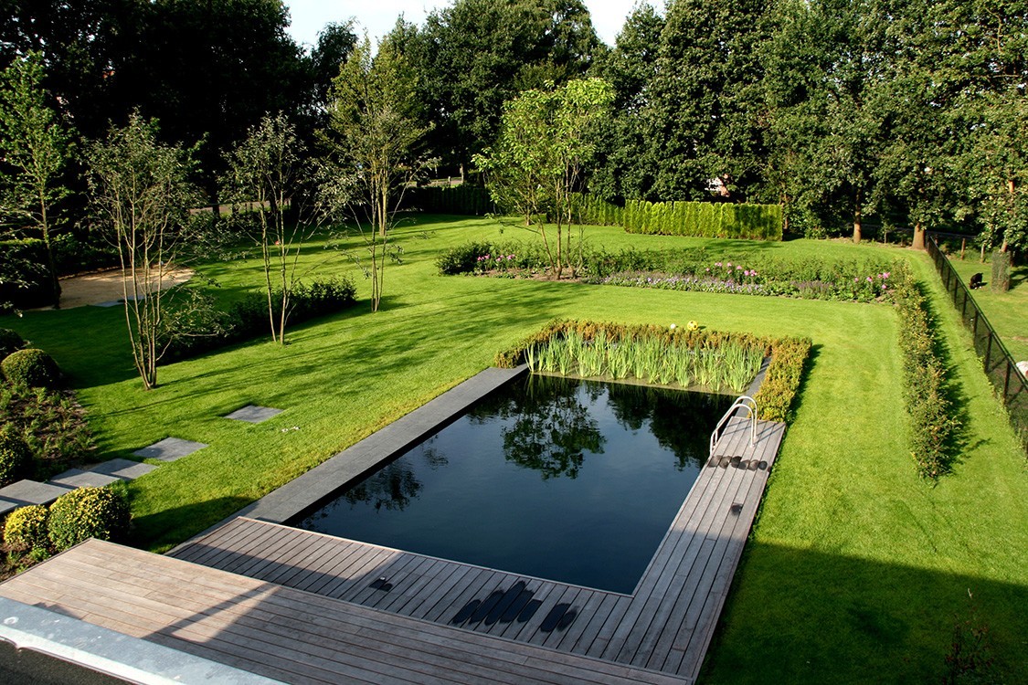 Bio-Pool in den Niederlanden mit klaren Formen
