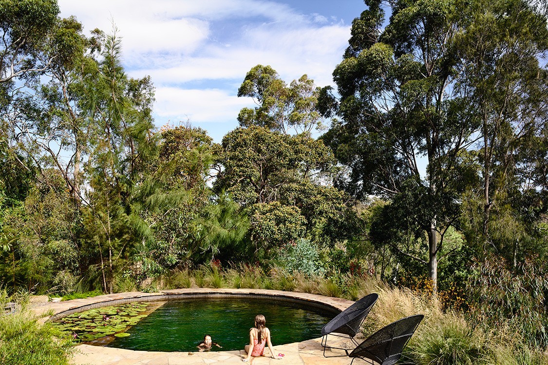 Schwimmteich in Australien mit grünen Glasfliesen