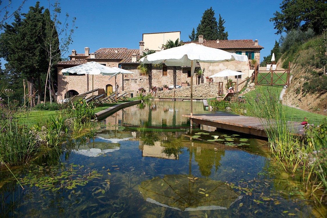 Schwimmteich in Italien in Hotel mit nachhaltigem Konzept