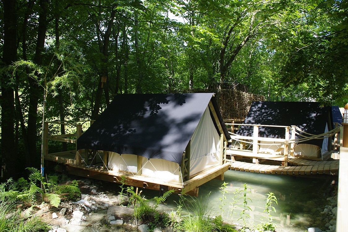 Schwimmteich in Slowenien mit Camping in Baumhäusern